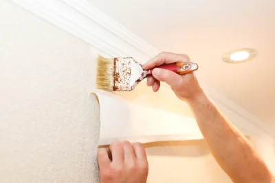Pose de papier peint à Soucia — revêtements muraux et toiles de verre